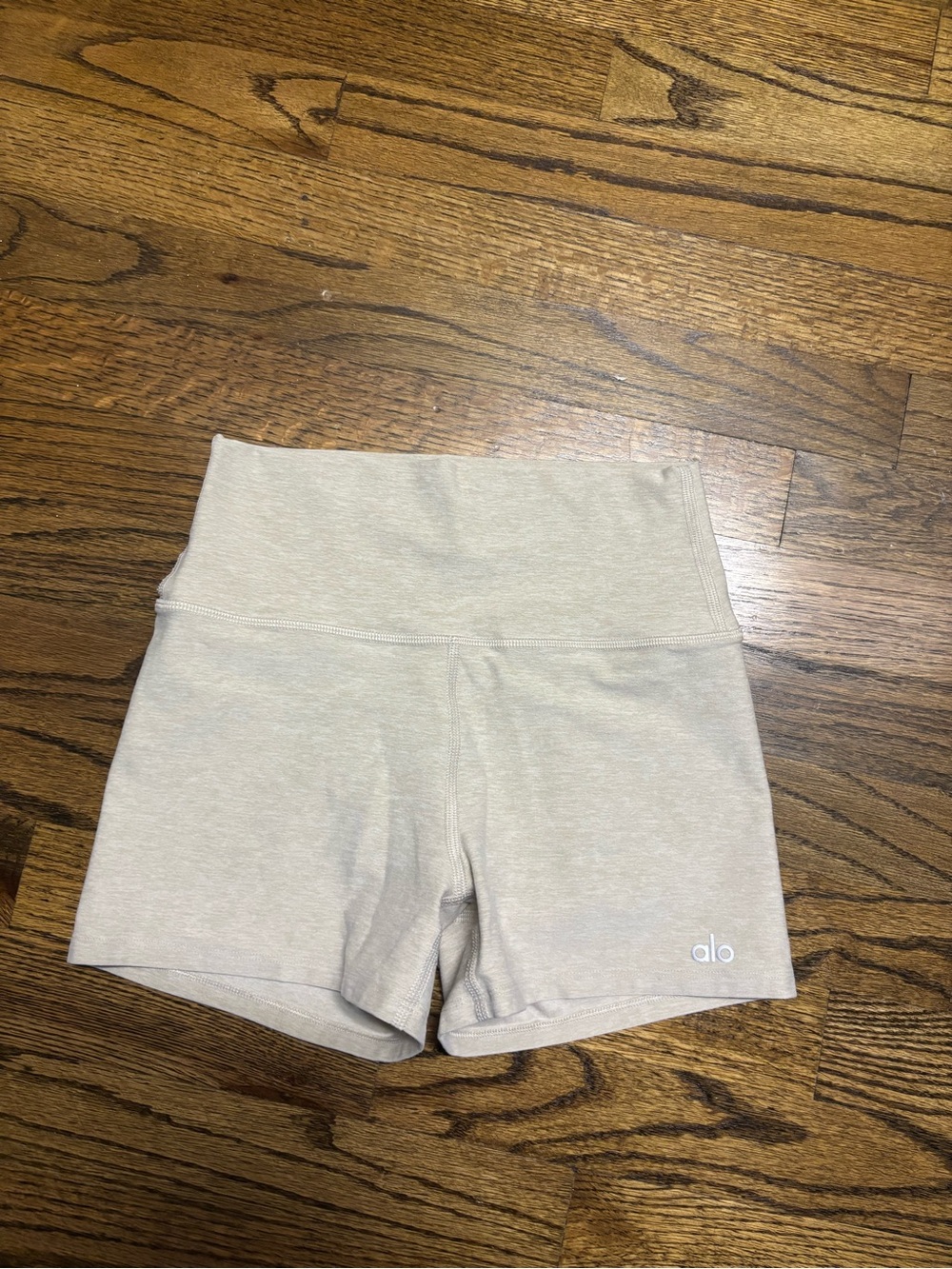 Alo shorts - Picture 3 of 3